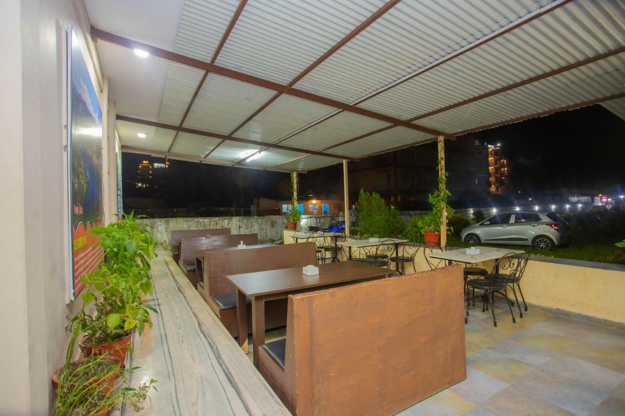 Oyo 575 Api Suites Ποκάρα Εξωτερικό φωτογραφία