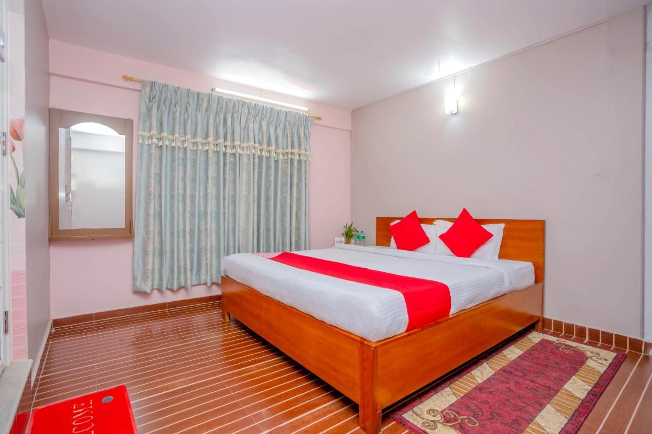 Oyo 575 Api Suites Ποκάρα Εξωτερικό φωτογραφία