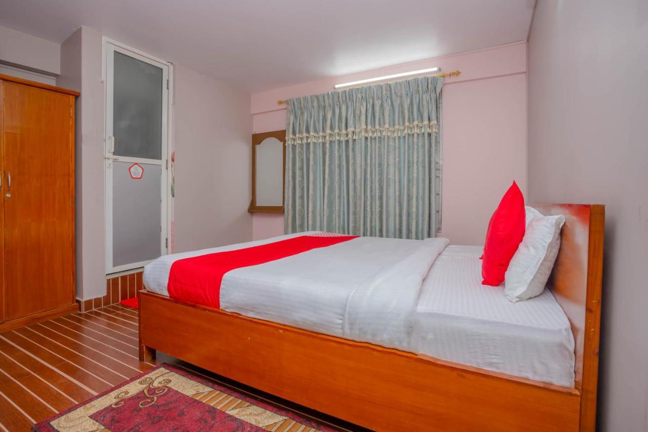 Oyo 575 Api Suites Ποκάρα Εξωτερικό φωτογραφία